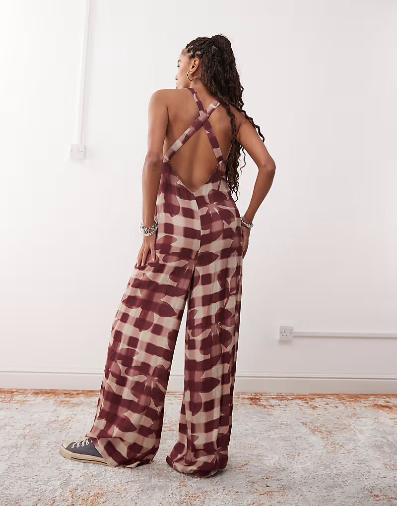 

Винтажный комбинезон на бретельках с открытой спиной и цветочным принтом в красную клетку Reclaimed Vintage