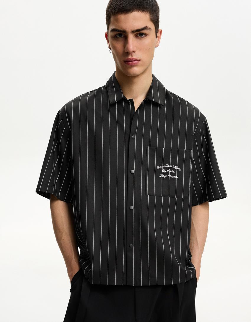 

Вышитая рубашка с коротким рукавом Bershka, черный