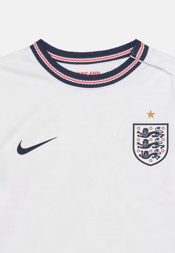 Англия, детская форма, стадион, домашняя спортивная футболка Nike Performance, White/Speed Red/Obsidian — фото 4