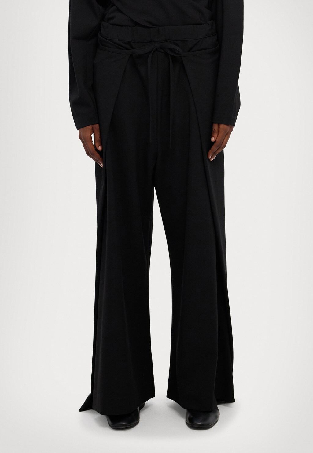 

Тканевые брюки BIND PANTS Henrik Vibskov, черный