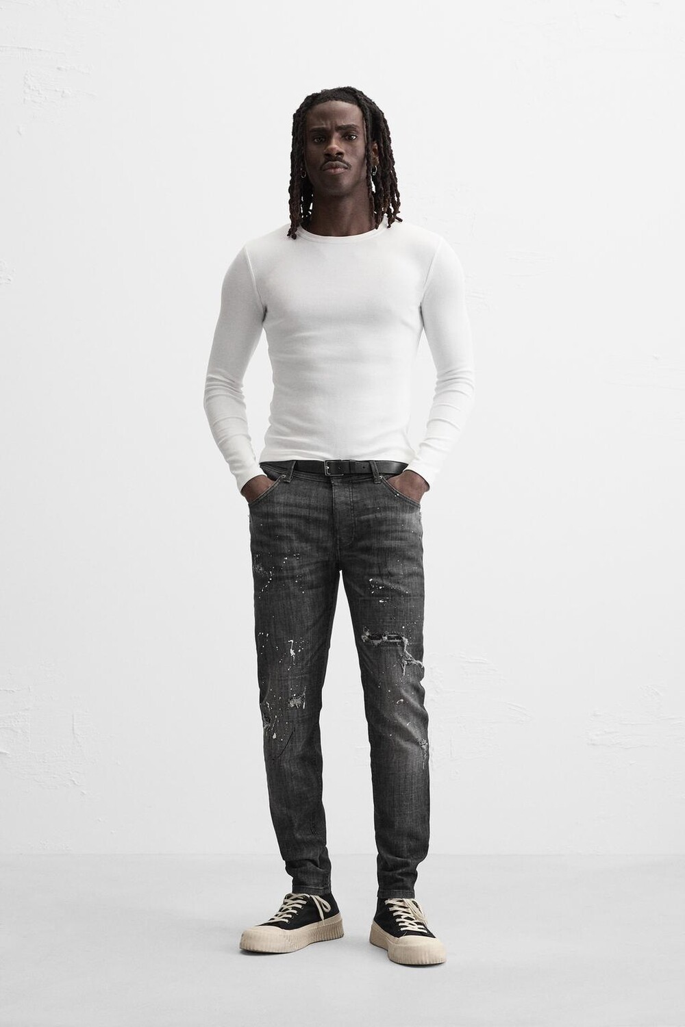 

Узкие джинсы с рваными красками ZARA, черный