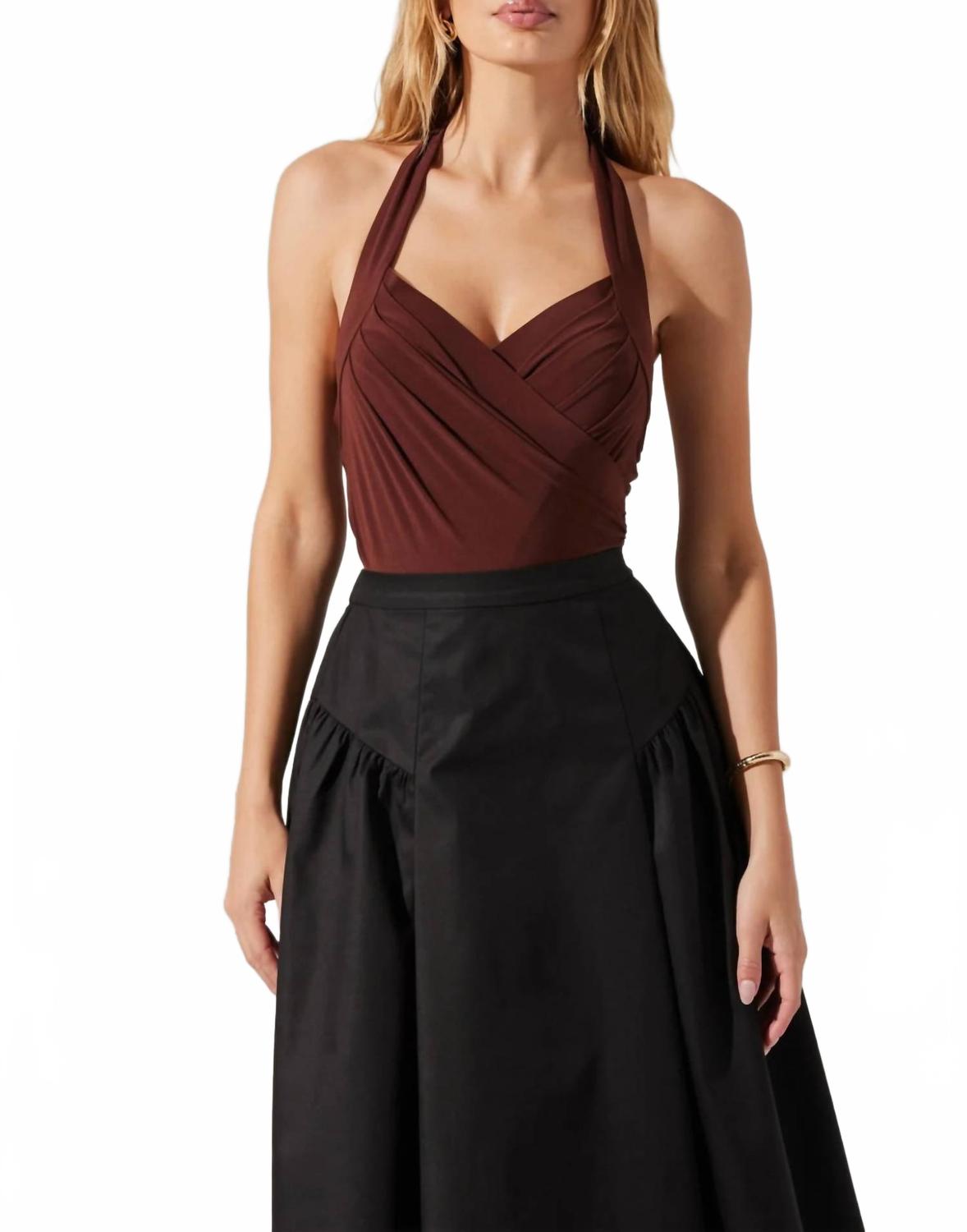 

Боди Dyanna Crossover Halter в шоколадно-коричневом цвете ASTR