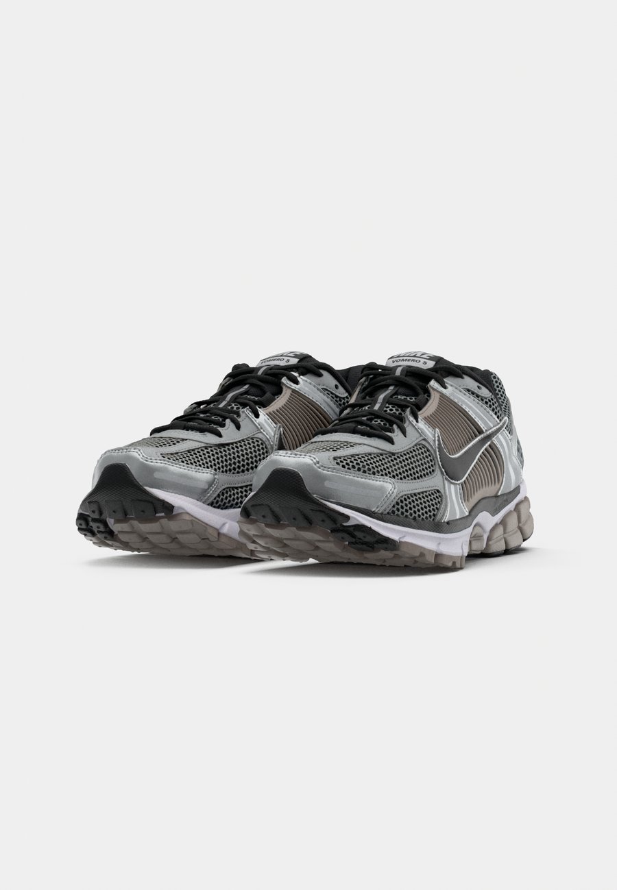 Кроссовки Nike Sportswear ZOOM VOMERO 5, Metallic Silver-Coloured/Black/College Grey/Silver-Coloured — фото 3