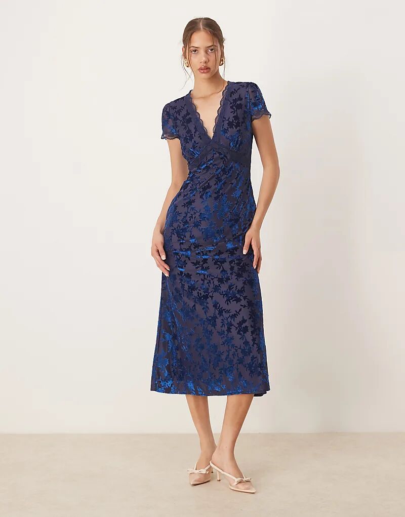 

Платье мидакси Maya Floral Velvet Devore с V-образным вырезом, темно-синего цвета