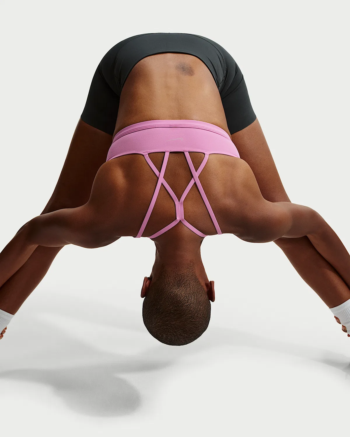 Женский спортивный бюстгальтер Nike Zenvy Strappy с легкой поддержкой и чашками, Light Magenta/White — фото 3