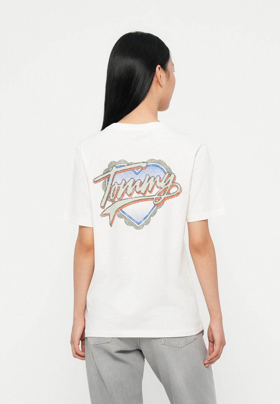 

Футболка Tommy Jeans WASH HEART TEE, Ancient White/White