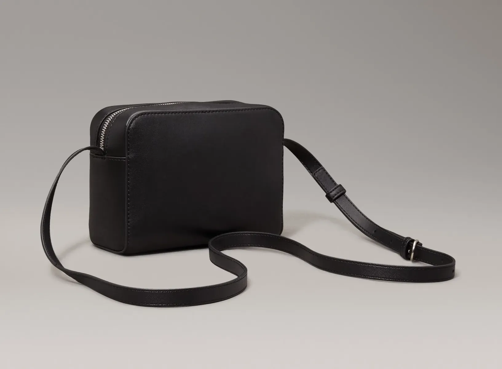 

Сумка через плечо Calvin Klein Jeans "SCULPTED CAMERA BAG DEBOSS", черный