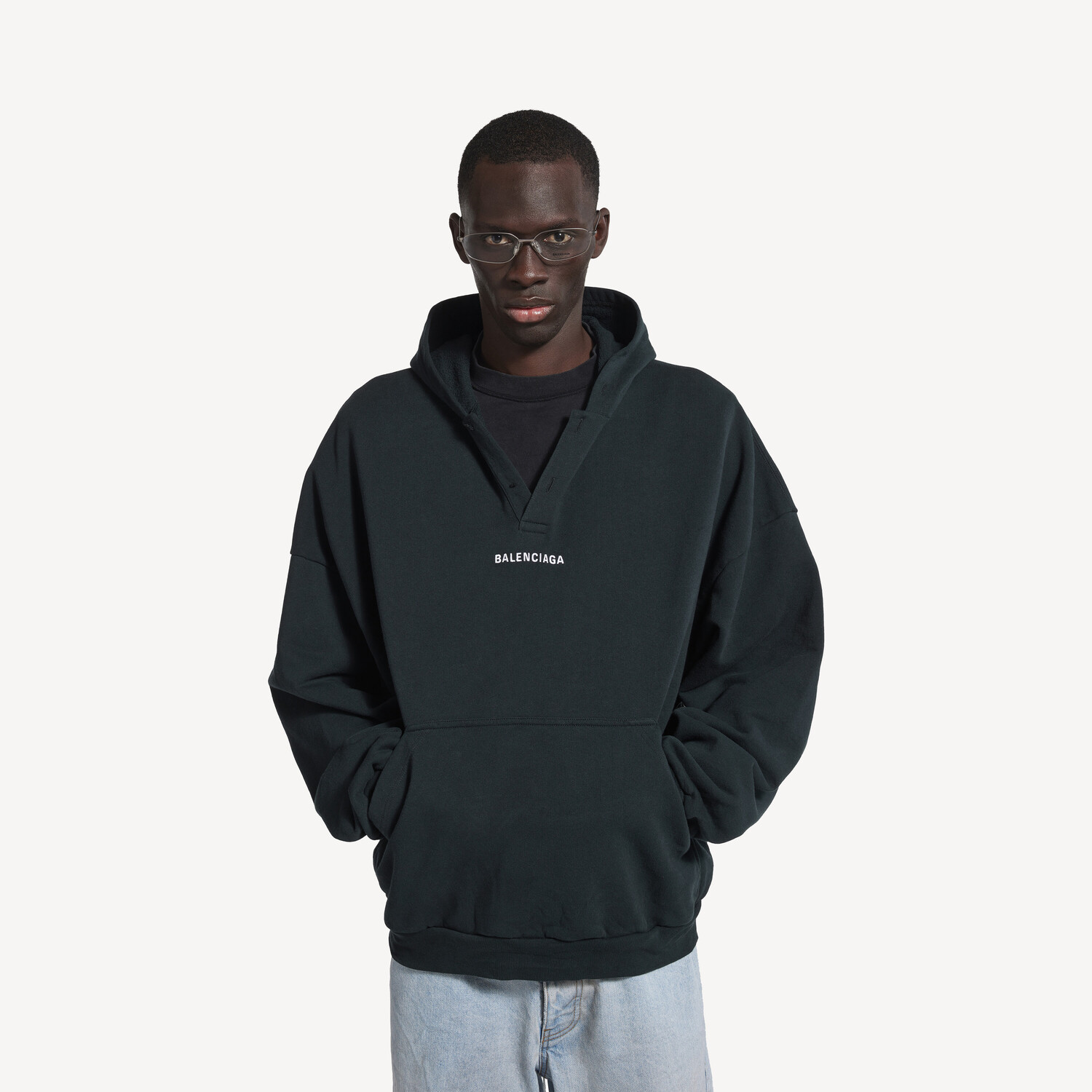 Мужское худи balenciaga back polo в выцветшем черно-белом цвете BALENCIAGA, белый/выцветший черный — фото 4