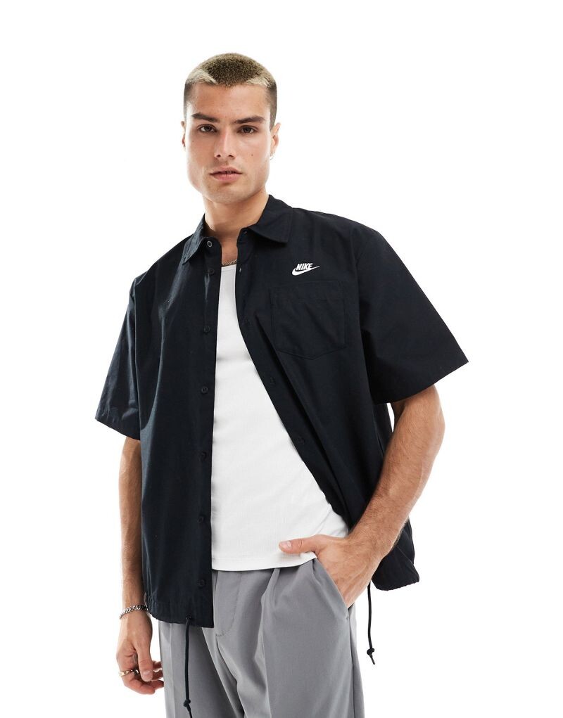 

Nike Club — черная рубашка с короткими рукавами
