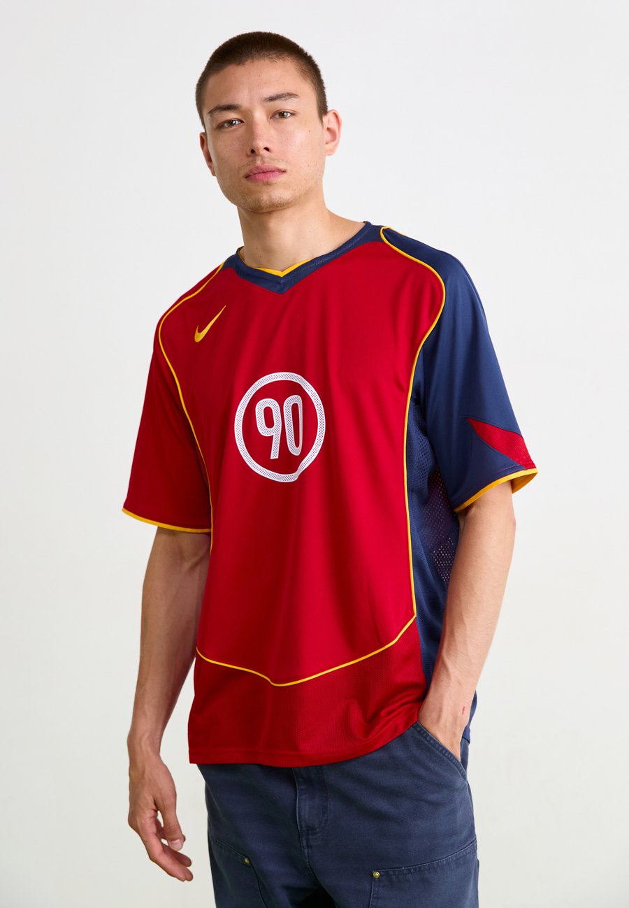 

Футболка Nike Sportswear T-90 FOOTBALL JERSEY, Gym Red/Midnight Navy/University Goldcoloured/Red, Красный, Футболка Nike Sportswear T-90 FOOTBALL JERSEY, Gym Red/Midnight Navy/University Goldcoloured/Red