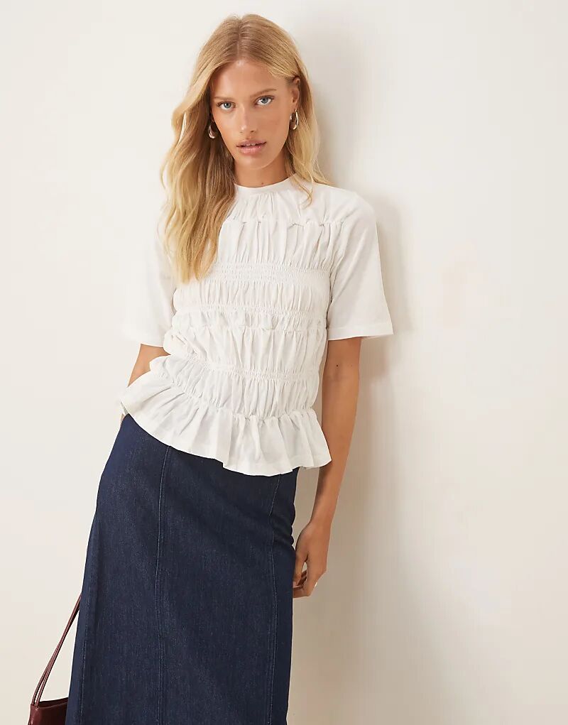 

Белый топ YAS премиум-класса с баской и сборками