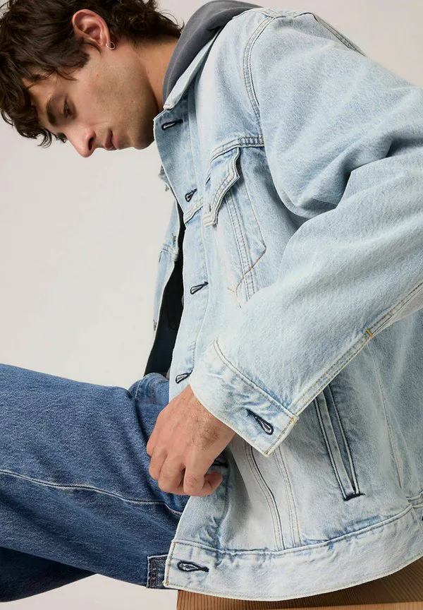 Джинсовая куртка свободного кроя в стиле дальнобойщика Levi'S, Wash It Out Rinse T - Light Indigo - Worn In — фото 4