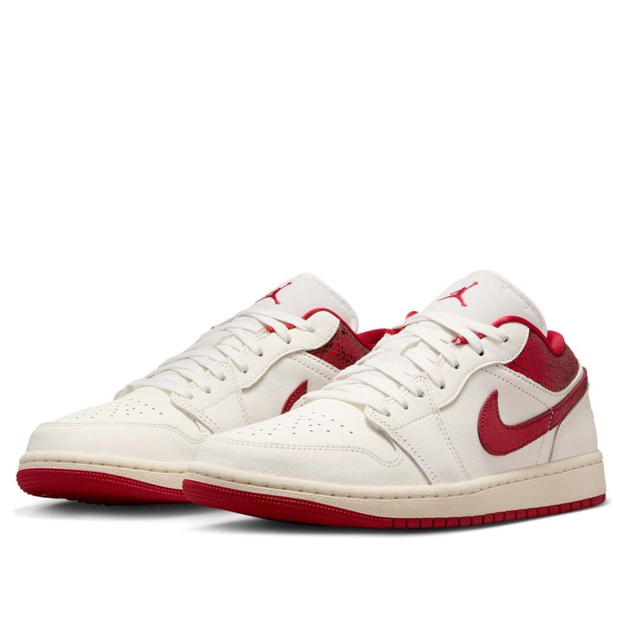 Кроссовки (WMNS) Air Jordan 1 Low SE 'Ruby', бежевый — фото 3