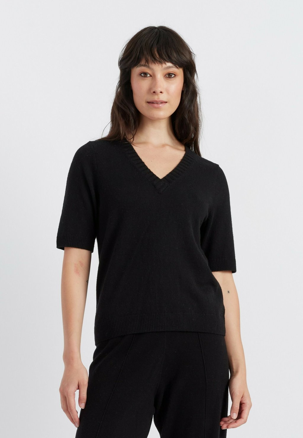 

Базовая футболка V NECK CHINTI & PARKER, черный