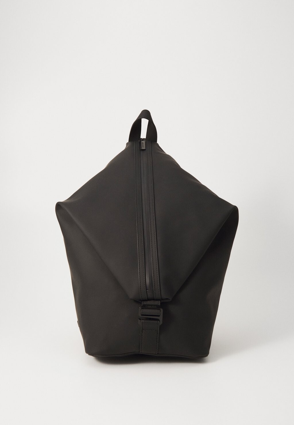 

Рюкзак ESSENTIAL SLING XL Calvin Klein, черный