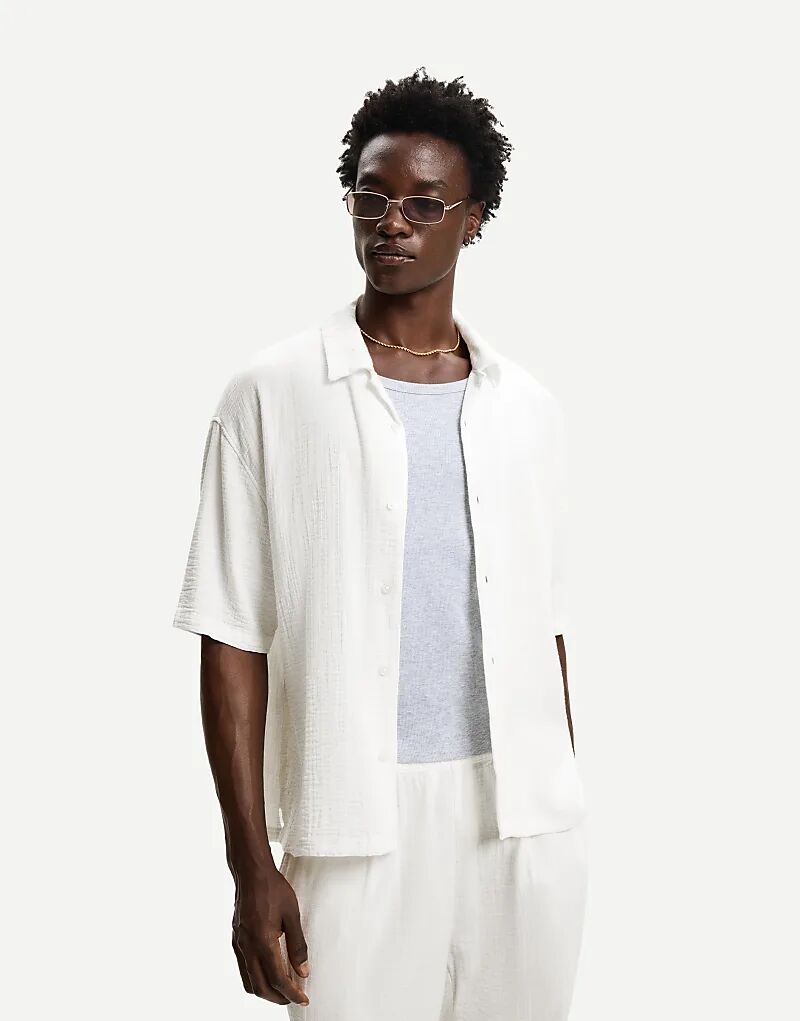 

Текстурированная рубашка Bershka с короткими рукавами белого цвета