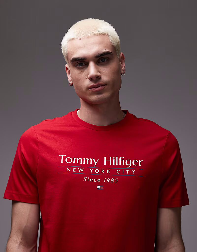 

Футболка Tommy Hilfiger с линейным логотипом в центре стека красного цвета