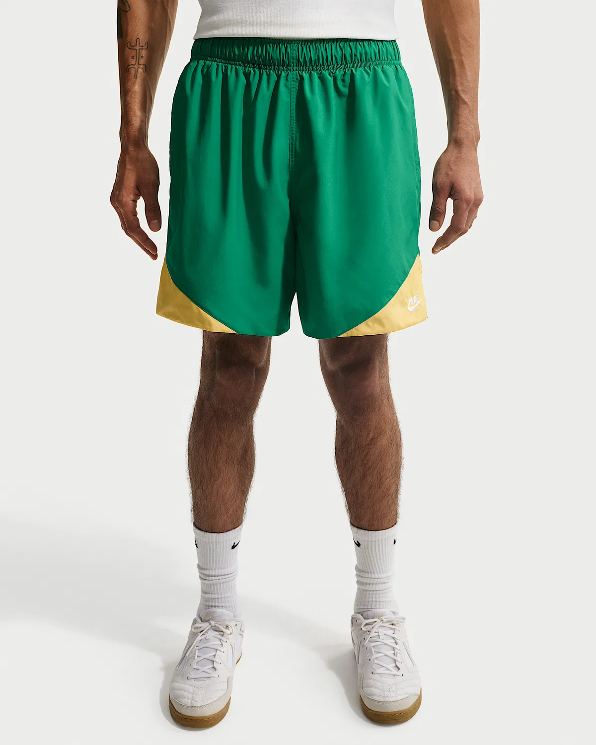 Мужские легкие тканевые шорты Nike Windrunner, Malachite/Topaz Gold/White — фото 2