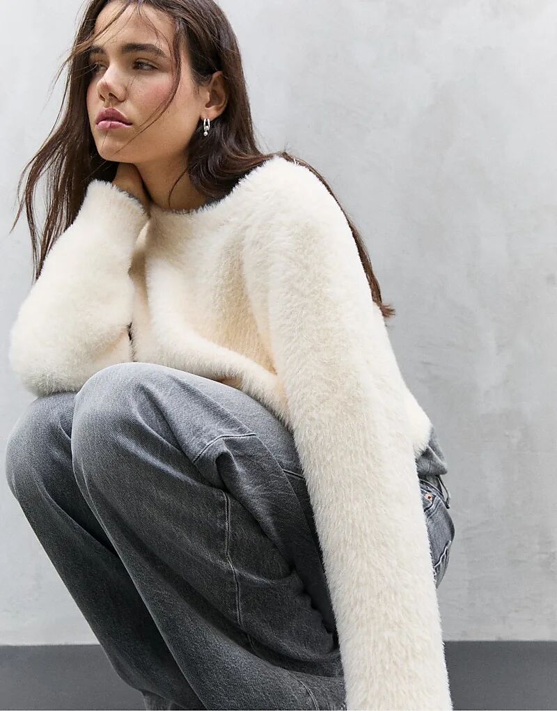 

Вязаный свитер Stradivarius из искусственного меха цвета ванили