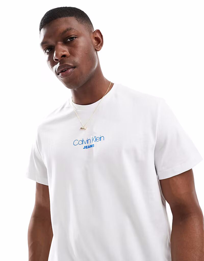 

Футболка Calvin Klein Jeans с маленьким центральным логотипом белого цвета