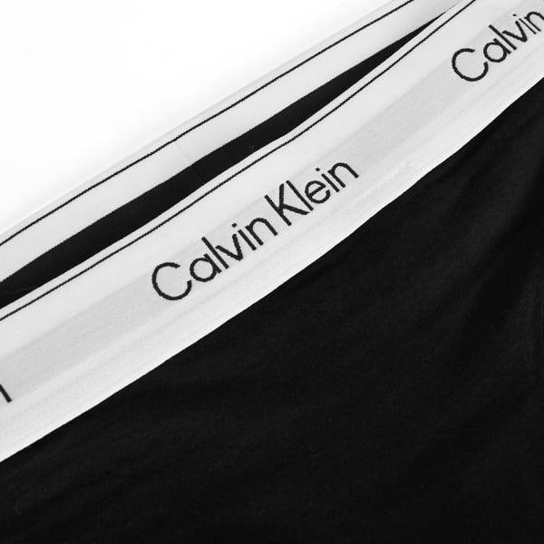 Женские трусики-стринги Calvin Klein Icon, черные — фото 2