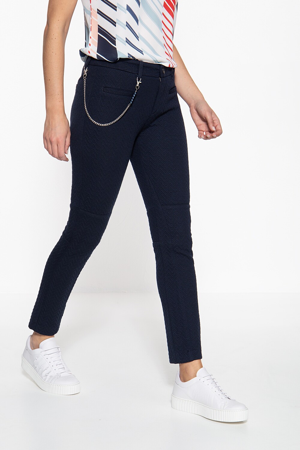 

Брюки ATT Jeans ATT Jeans Chino Hose aus Maschenware mit Strukturmuster Valeria, темно-синий