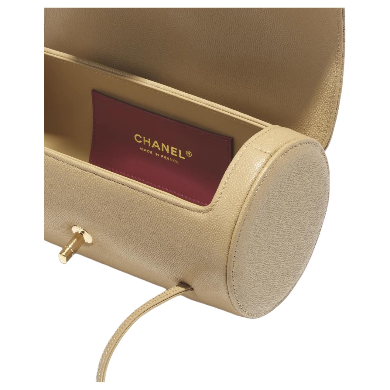 CHANEL Сумка боулинг Grain Embossed Shiny Calfskin & Gold Metal, женская маленькая, темно-бежевая — фото 4