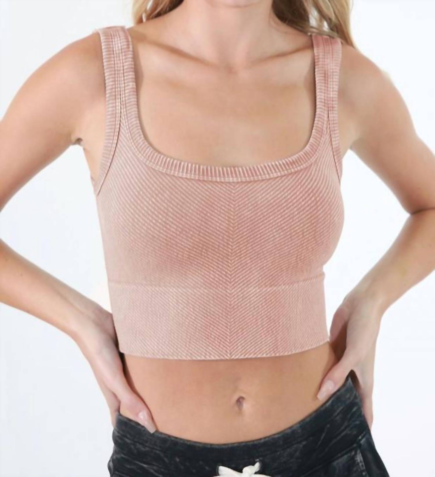 

Вязаный укороченный топ с рубчиком в винтажном нежно-персиковом оттенке Nikibiki