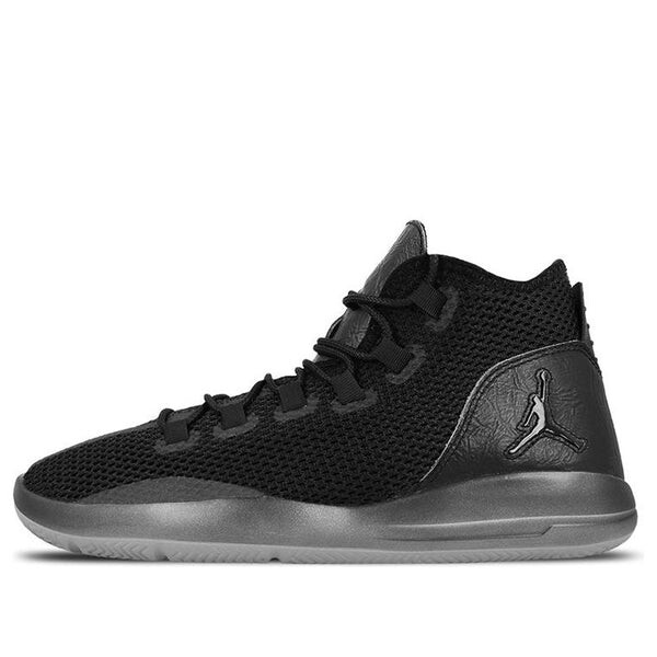 

Кроссовки показывают премиум Air Jordan, черный