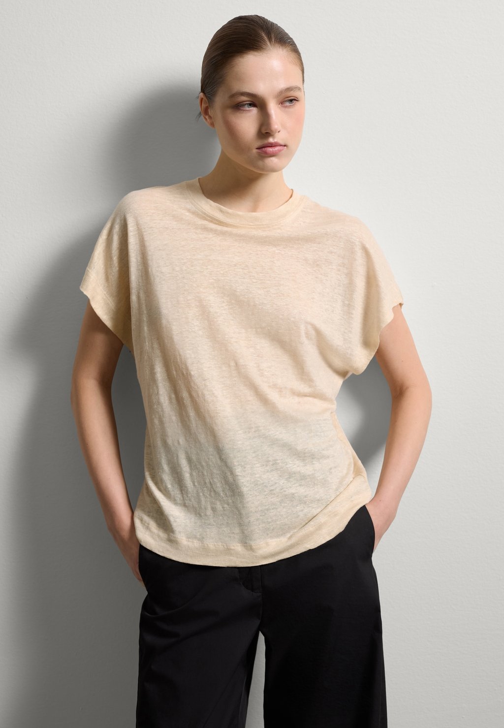 

Топ WITH ROUND NECK. Stefanel, бежевый