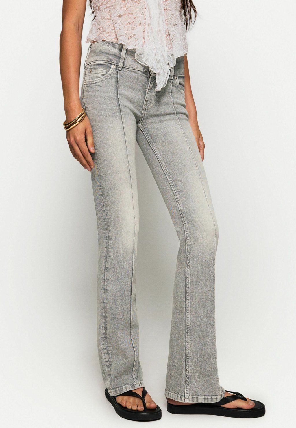 

Джинсы Bootcut Bershka, светло-серый