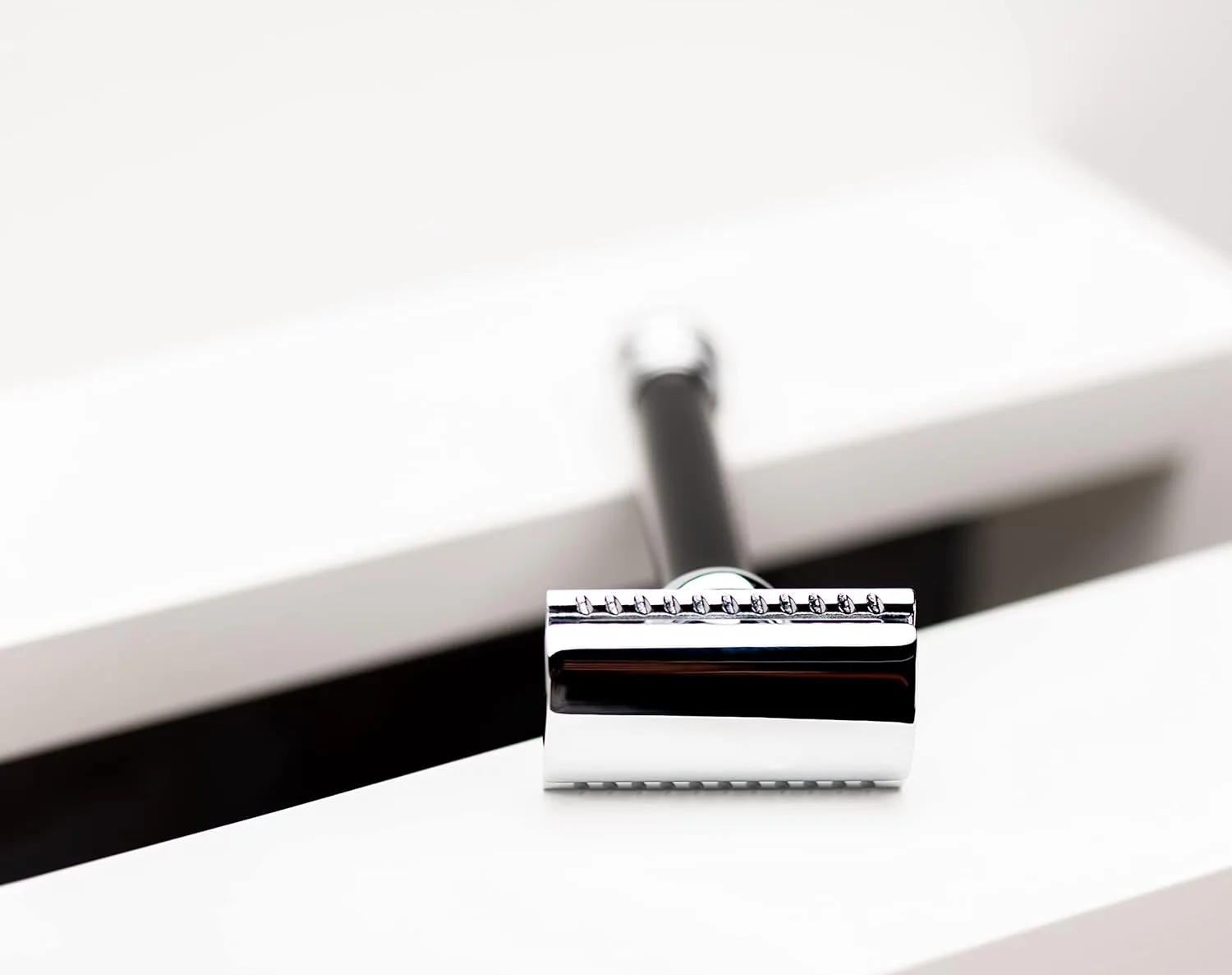 MERKUR 38B Double Edge Safety Razor - черная рукоятка Extra Large Barber Pole Grip из латуни, Made in Germany, без пластика, двухкомпонентная конструкция, закрытый гребень, прямой брусок, Black — фото 3