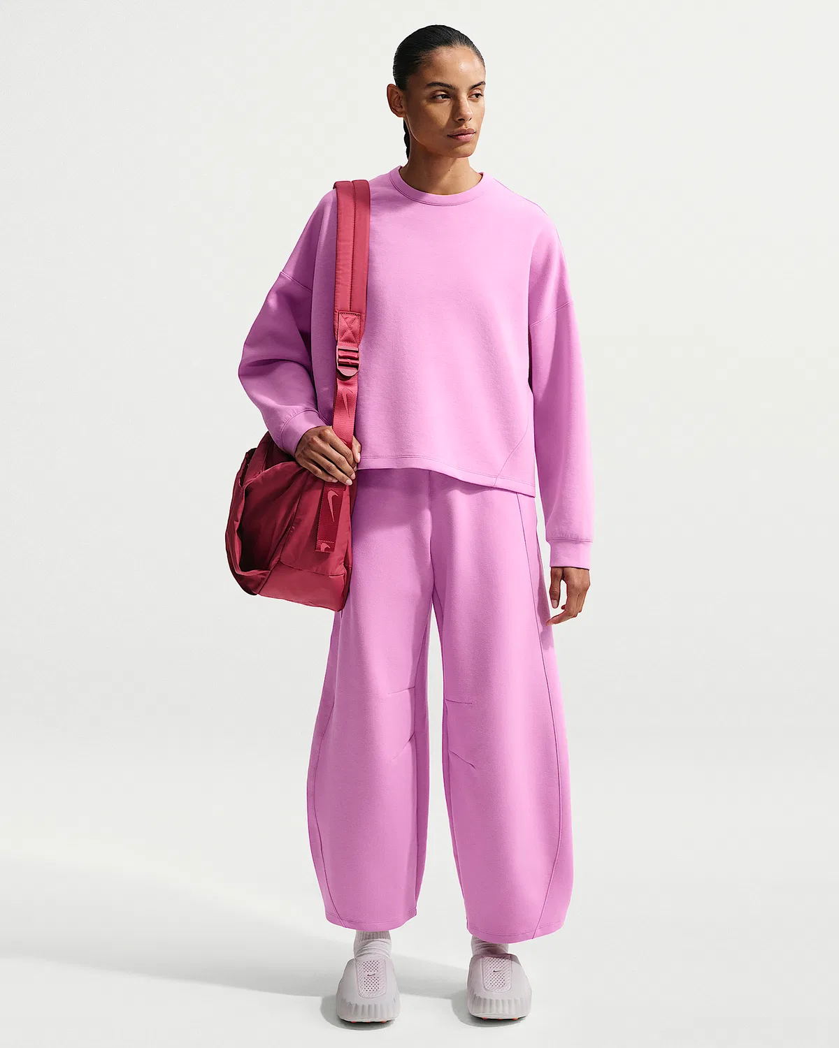 Женская футболка Nike 24.7 ImpossiblySoft Dri-FIT Oversized с круглым вырезом, Light Magenta/Desert Berry — фото 4
