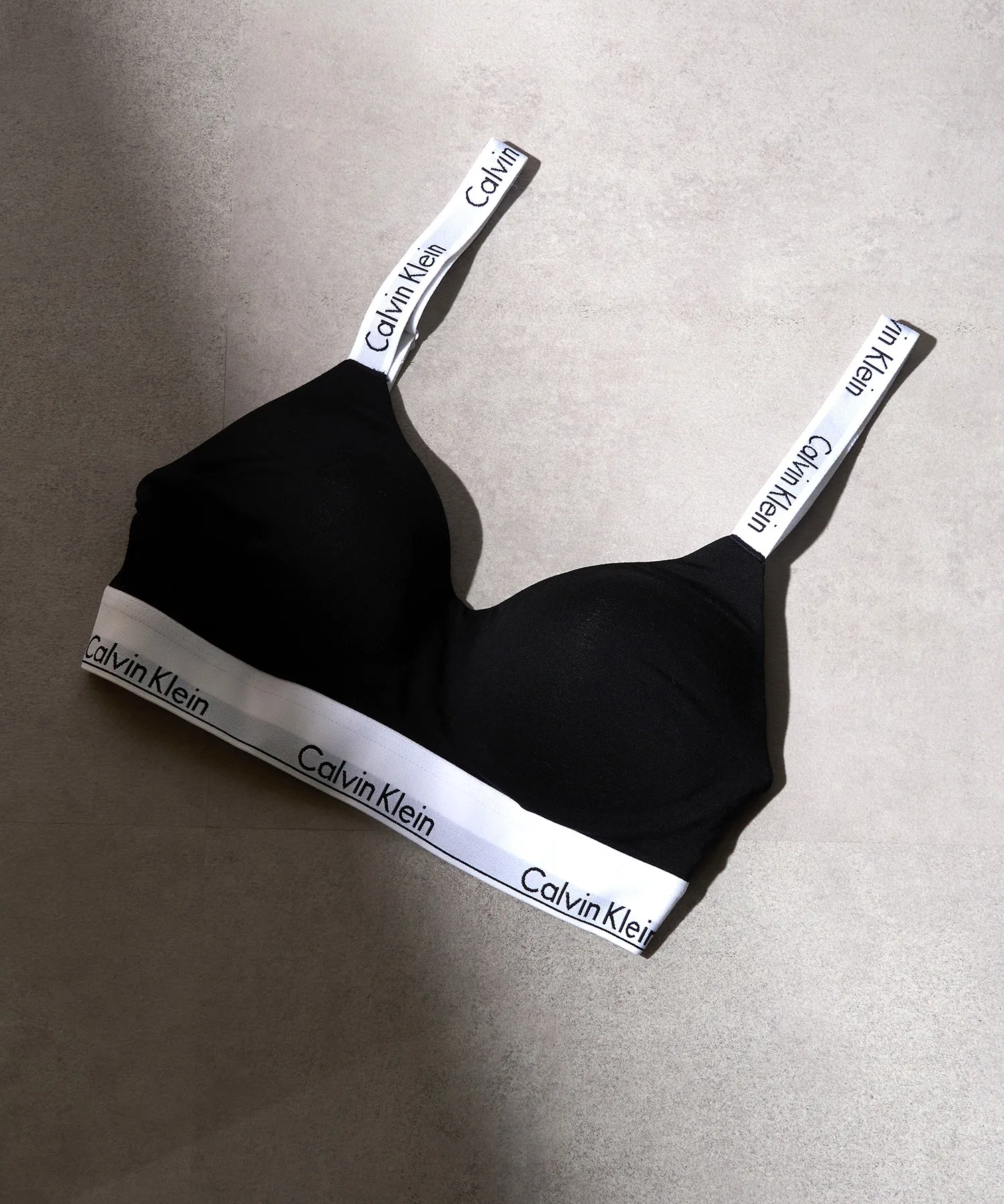 【Calvin Klein】Бюстгальтер с логотипом на плече QF7059