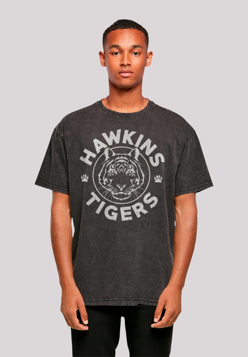 

Футболка с принтом STRANGER THINGS HAWKINS TIGER NETFLIX TV SERIES F4NT4STIC, черный