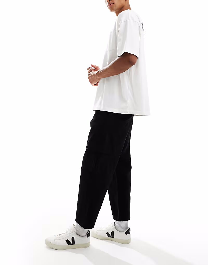 

Свободные зауженные брюки-карго черного цвета со складками Asos Design