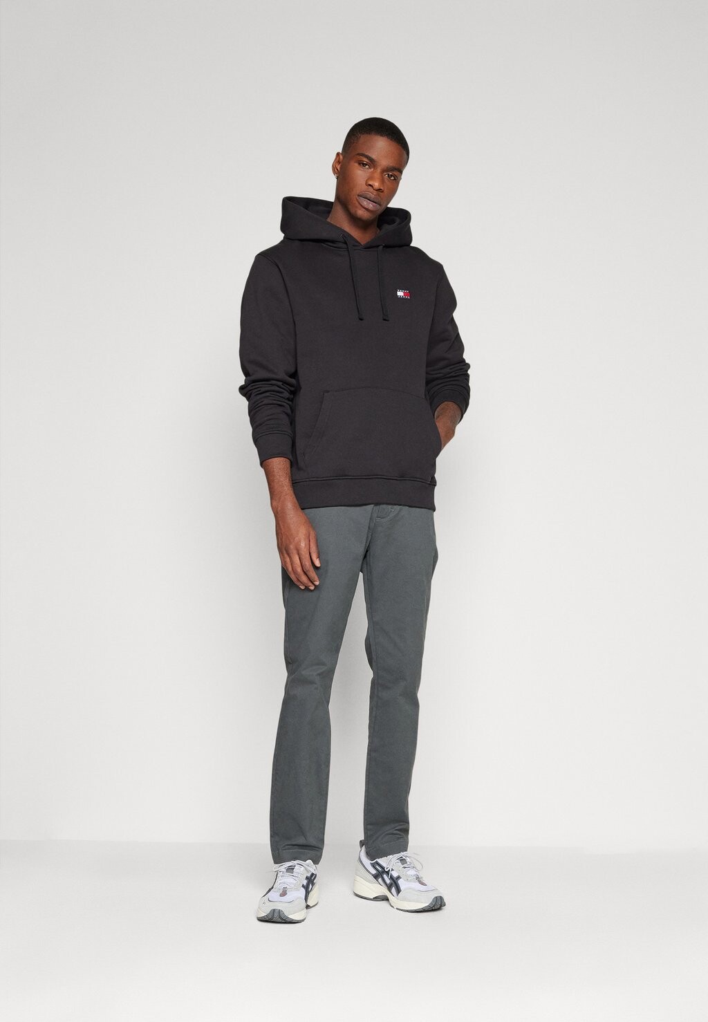 

Толстовка BADGE HOODIE UNISEX Tommy Jeans, черный