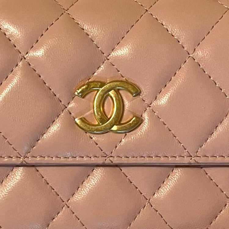CHANEL Женская розовая кожаная наплечная сумка через плечо для телефона — фото 2