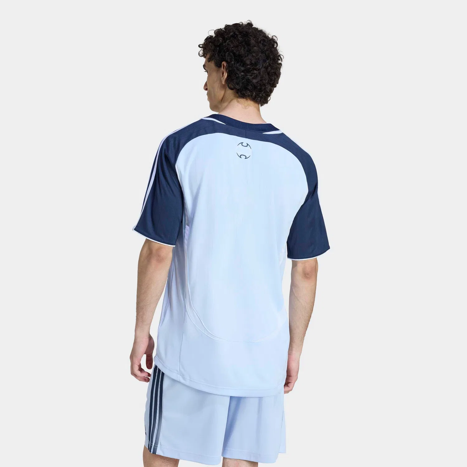 Футболка Adidas Originals светло-голубого и темно-голубого цвета — фото 4