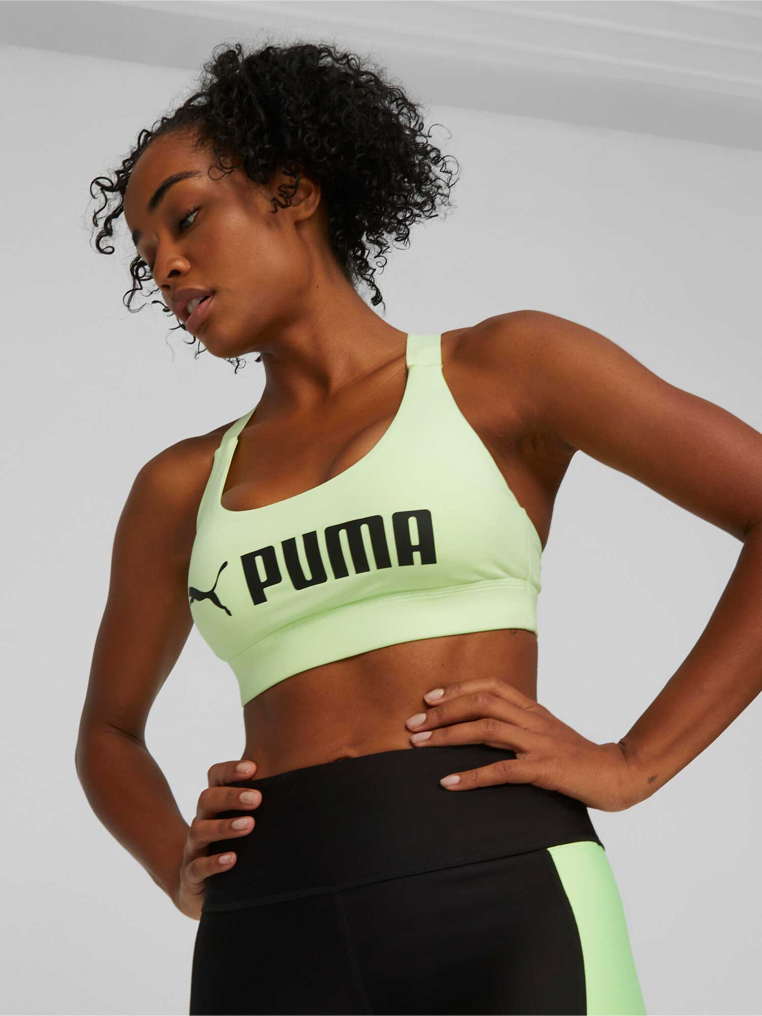 

Спортивный бюстгальтер Puma Mid Impact Fit Bra, зеленый