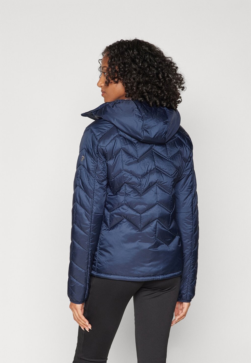 

Куртка для активного отдыха ELEVATE LINER HOOD Peak Performance, темно-синий