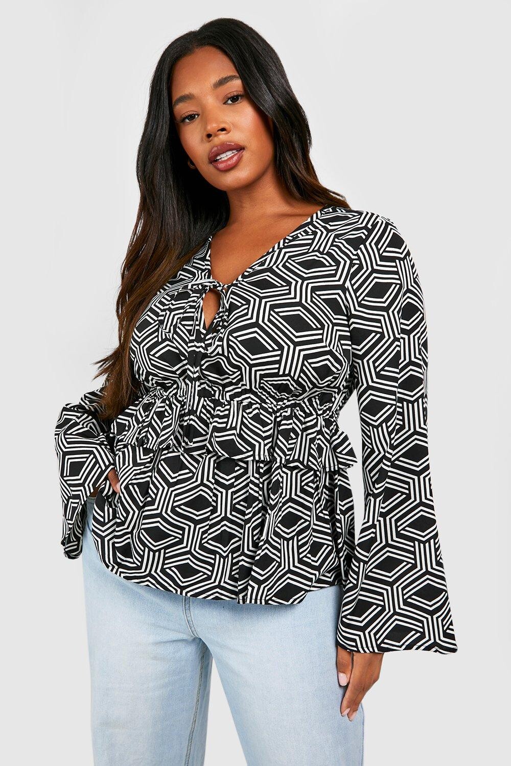 

Топ plus geo с баской с рюшами Boohoo, черный