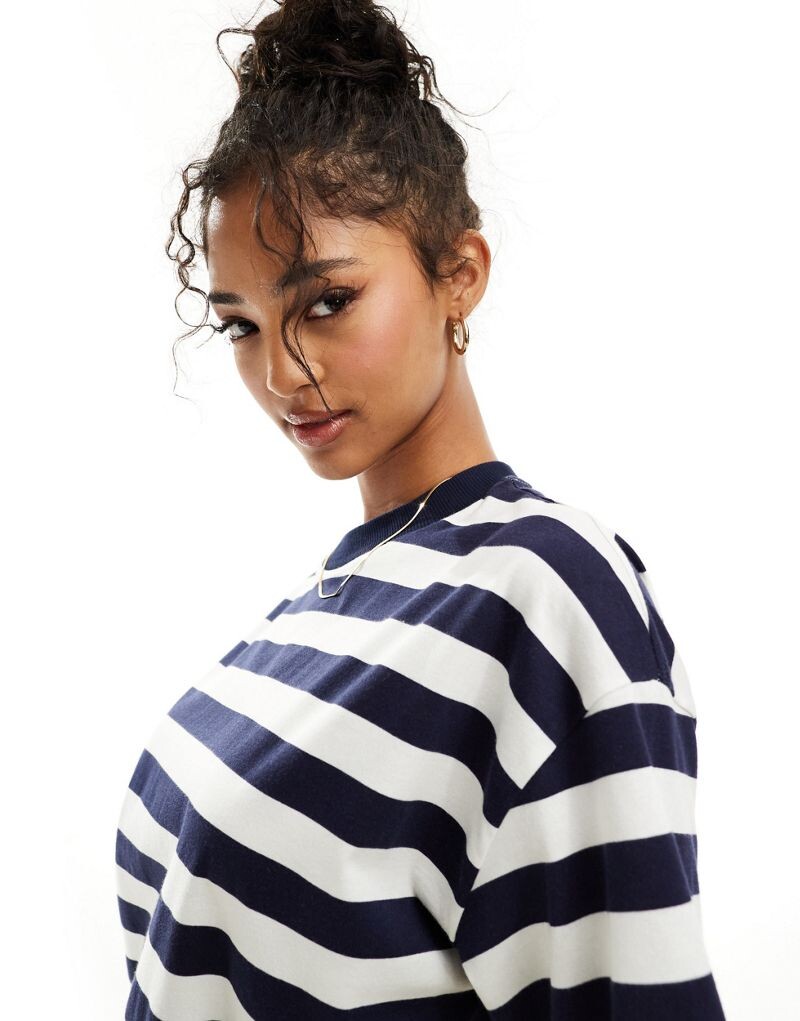 

Темно-синяя с белой полоской оверсайз-футболка ASOS DESIGN