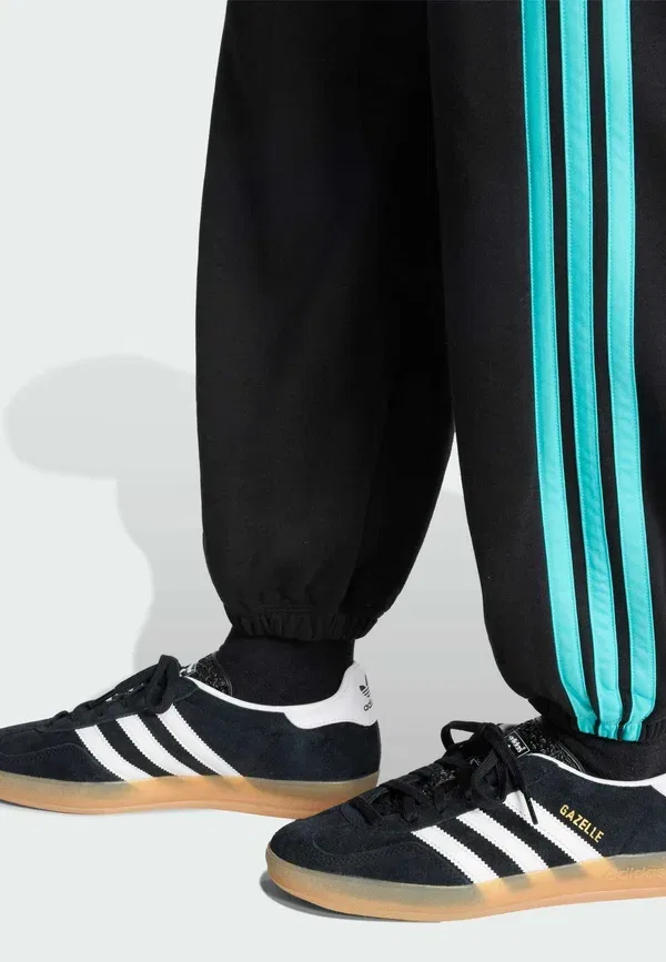 Тренировочные штаны Adidas Performance Amg petronas formula 1 team dna tracksuit bottoms, черный с полумятным — фото 4