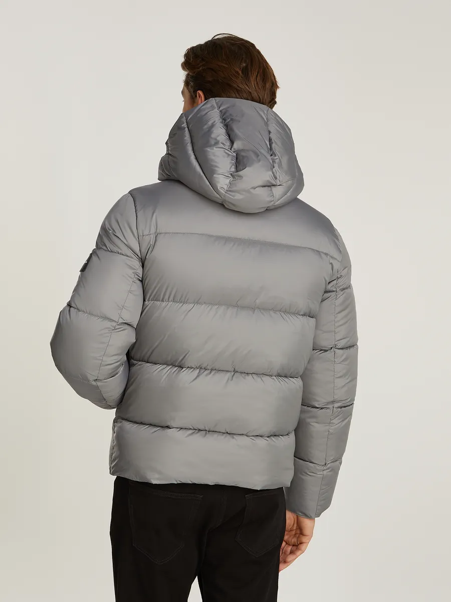 Куртка Calvin Klein для активного отдыха "HOODED QUILT PUFFER MW", с капюшоном и нашивкой с логотипом, цвет Moon Mist — фото 2