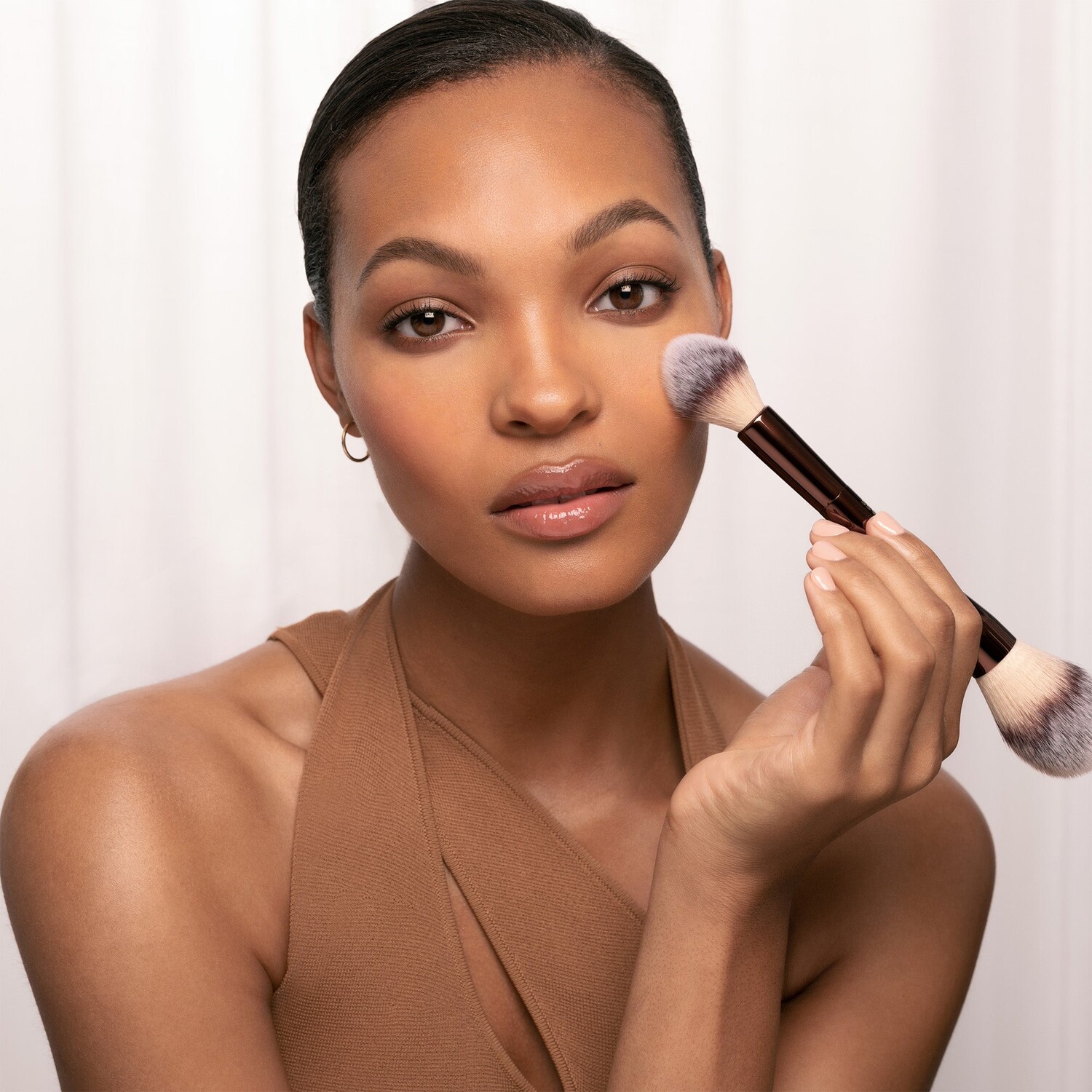 Прозрачная фиксирующая пудра Hourglass Veil Translucent Setting Powder, Translucent Medium — фото 4