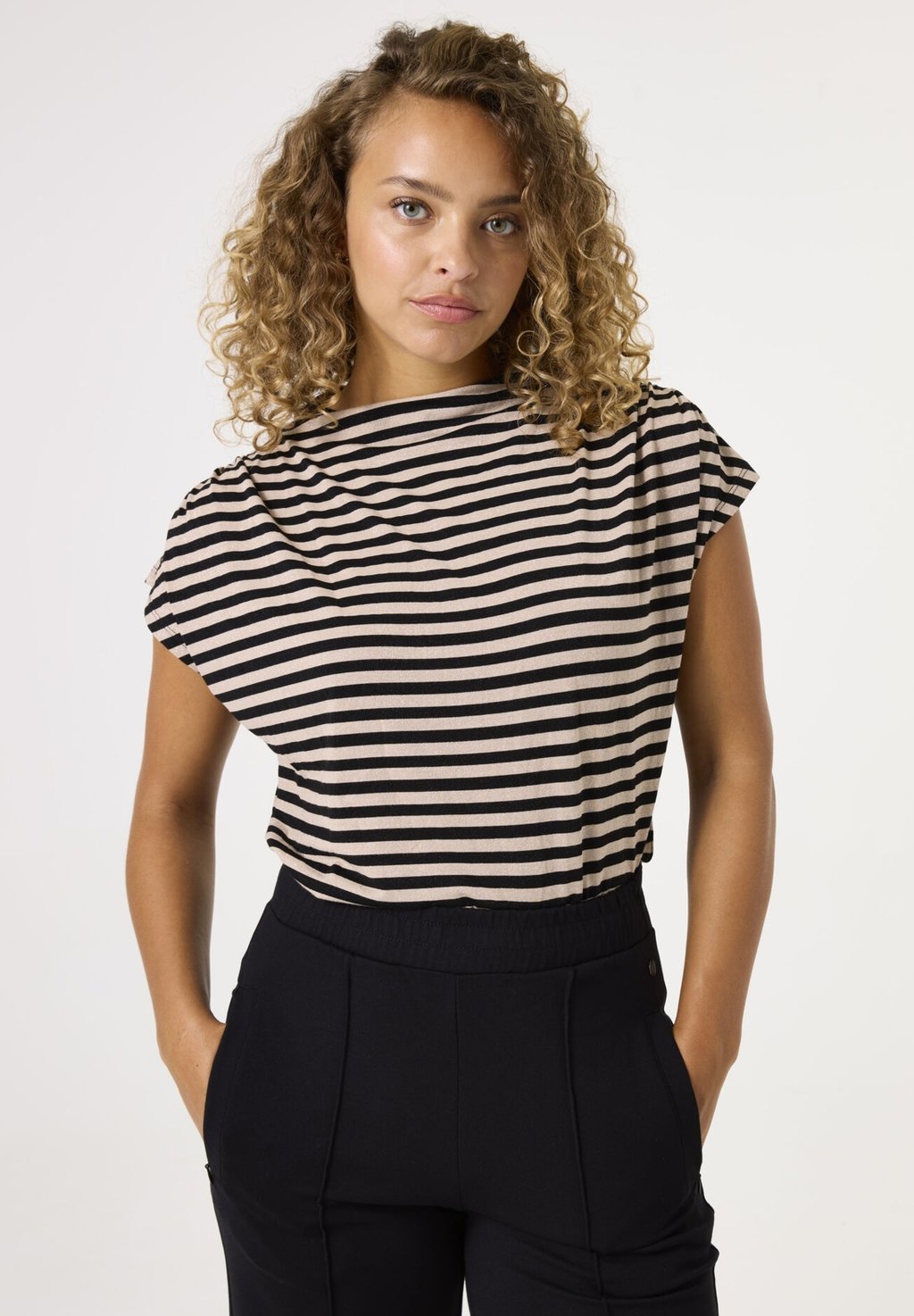 

Футболка с принтом Garcia, черный