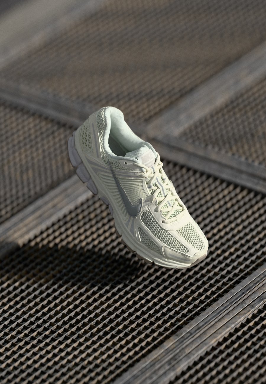 

Кроссовки Nike Sportswear ZOOM VOMERO 5, Sail/Metallic Silver-Coloured/Vast Grey/Off-White