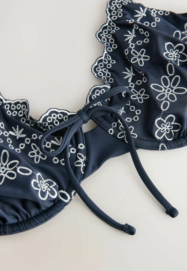 Топ для бикини Regular fit embroidered dd+ wired bikini top Next, стальной синий экрю — фото 3