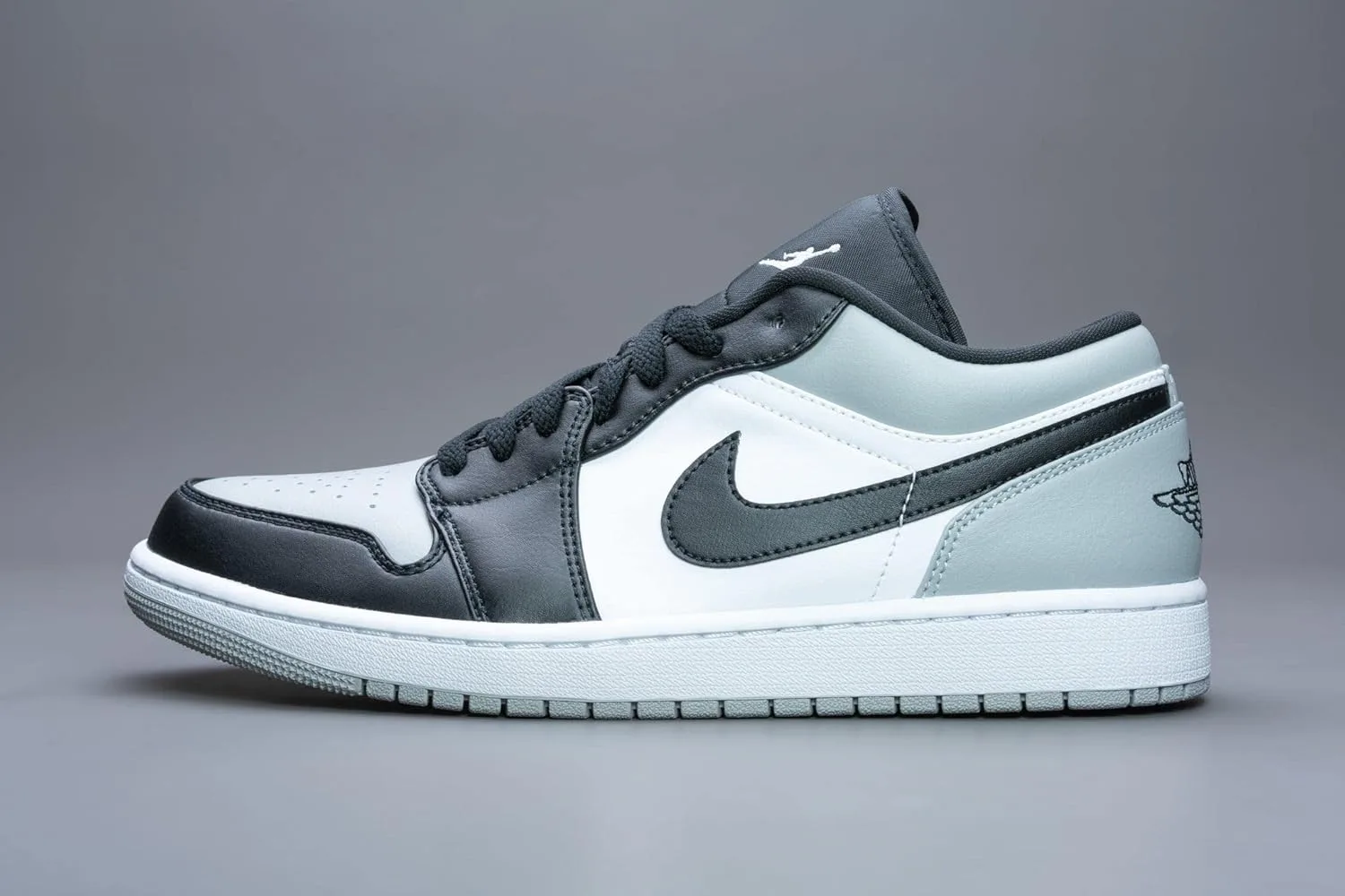 Мужские баскетбольные кроссовки Nike Air Jordan 1 Low, белый/черный/серый — фото 4